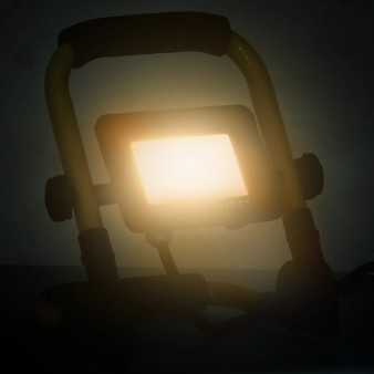 Meleg fehér fényű fogantyúval ellátott led-es reflektor 20 w