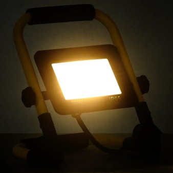 Meleg fehér fényű fogantyúval ellátott led-es reflektor 30 w