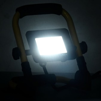 Hideg fehér fényű fogantyúval ellátott led-es reflektor 20 w