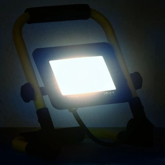 Hideg fehér fényű fogantyúval ellátott led-es reflektor 30 w