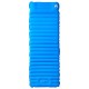 Kék önfelfújó kempingmatrac beépített párnával