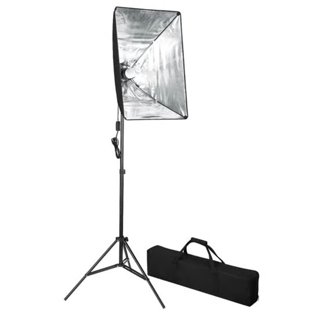 Fotóstúdió-felszerelés hátterekkel és softbox lámpával